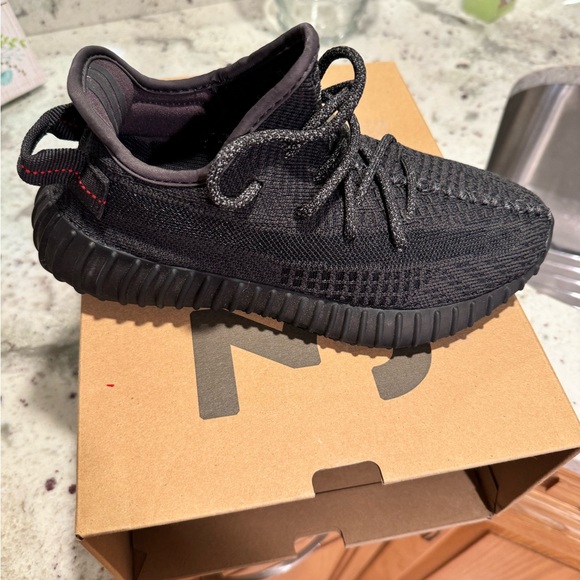 Yeezy shoes never worn as you can tell by the bottom of the shoe pics. size 5 - Picture 1 of 8